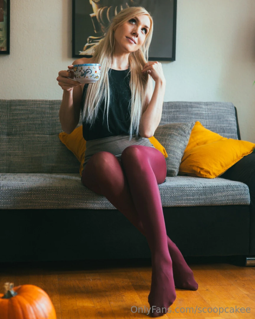 Good morning lovers starting my day cozy in colored tights and zero 