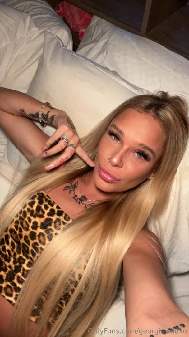 Ugh i m so horny and lonely message me daddy 