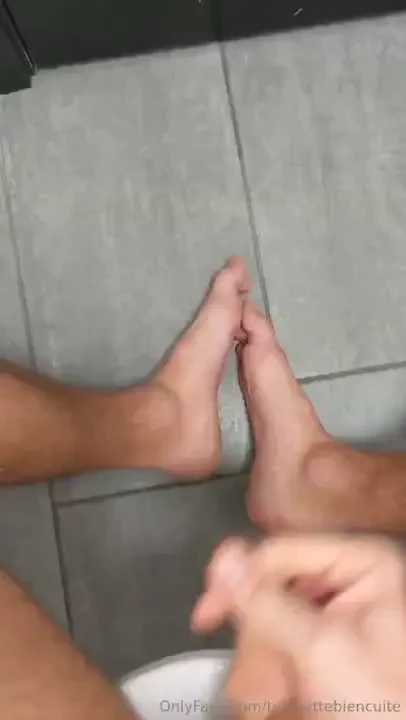 Cumming on my feet at work i was honestly not expecting such a 