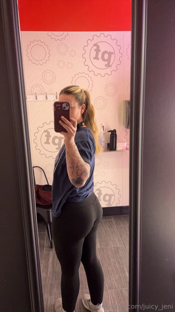 Watch my ass shake in the red light bed it vibrates so fast and a 