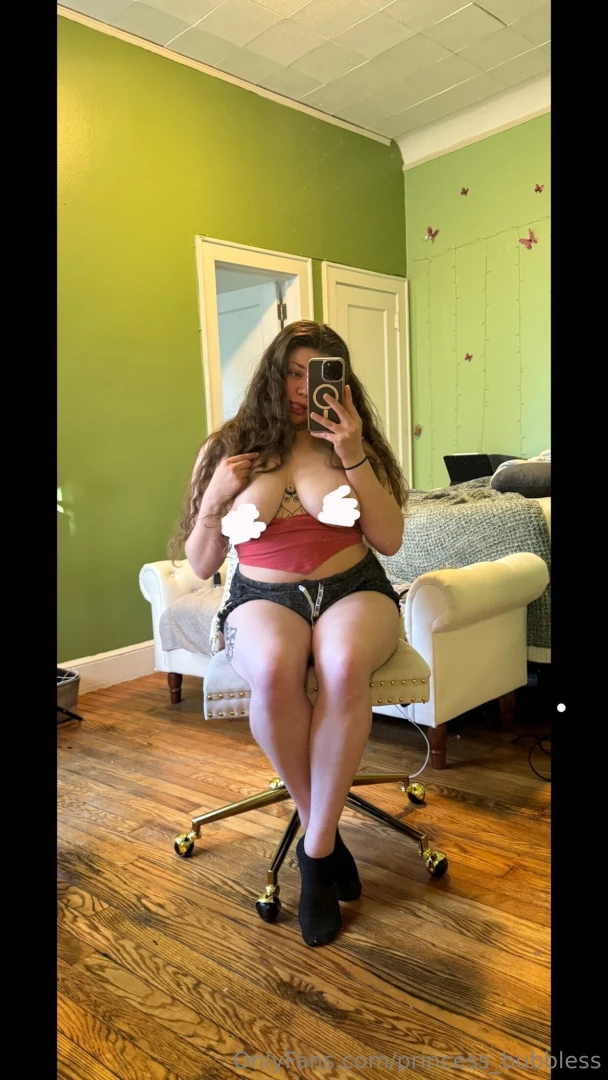 Unlock any of my content and get a treat in your dms 