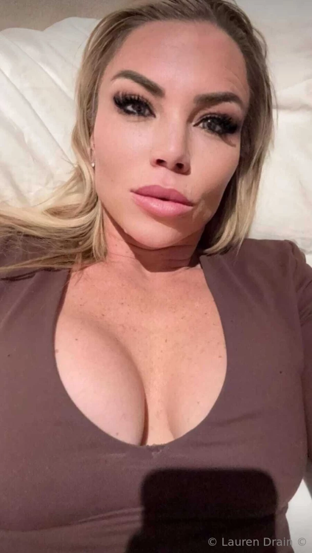 Feeling boredddd who wants to keep me company 