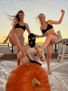 A quick fun photoshoot with hang10toess and chloespicexo part 3