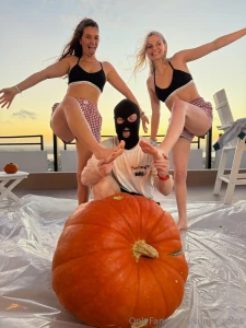 A quick fun photoshoot with hang10toess and chloespicexo part 8