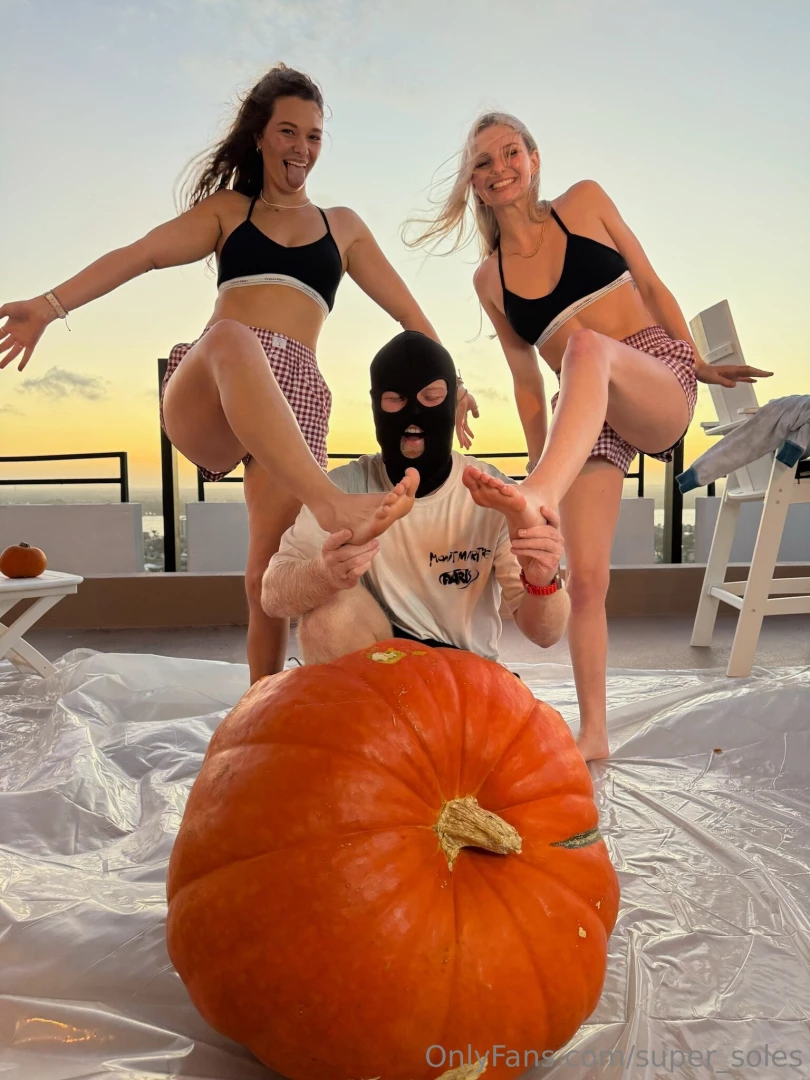 A quick fun photoshoot with hang10toess and chloespicexo part 2 