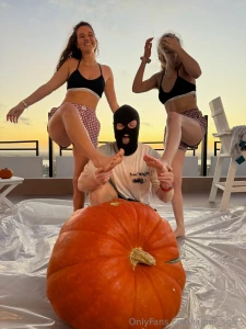 A quick fun photoshoot with hang10toess and chloespicexo part 6