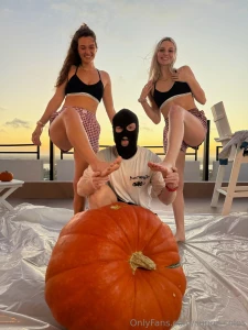 A quick fun photoshoot with hang10toess and chloespicexo part 4