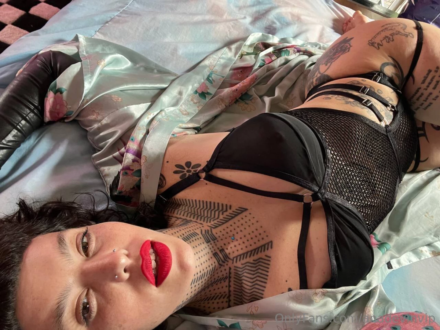 I m wearing too many clothes i need to fix this right now 