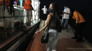Como se contonea este culo mientras camina how this ass wiggles while