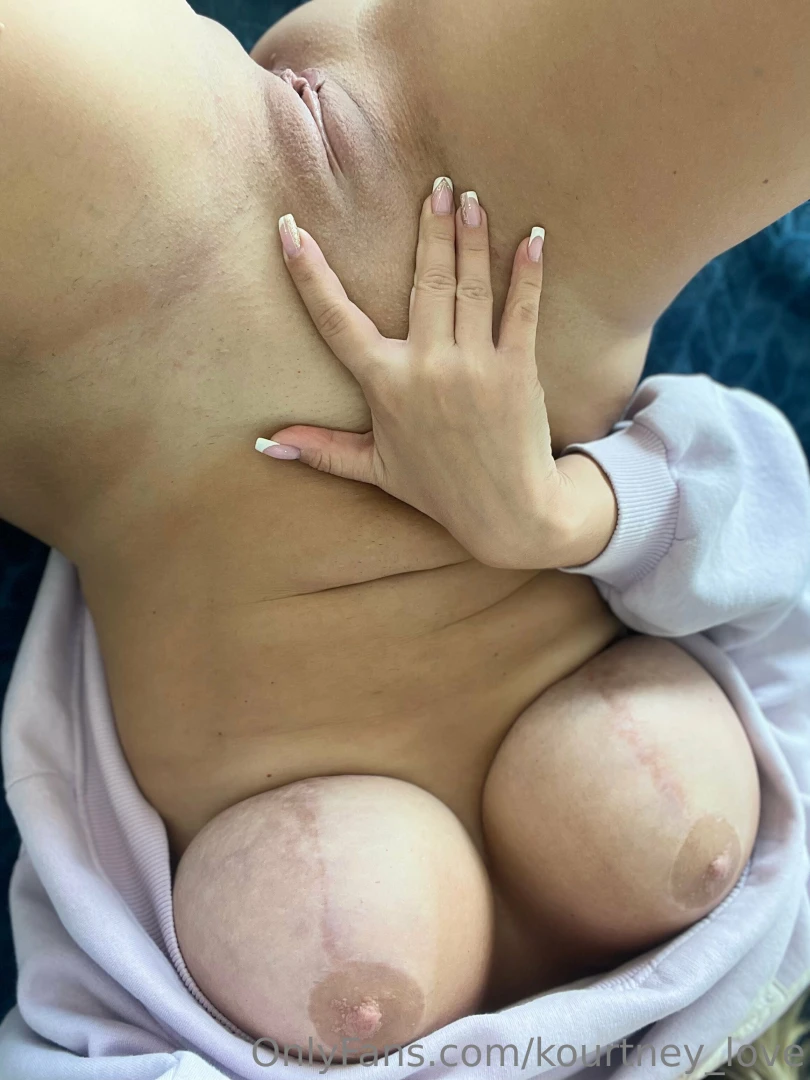 Me acost mojada y no me pude aguantar met los dedos entre mis piernas 