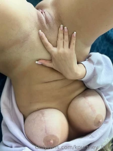 Me acost mojada y no me pude aguantar met los dedos entre mis piernas