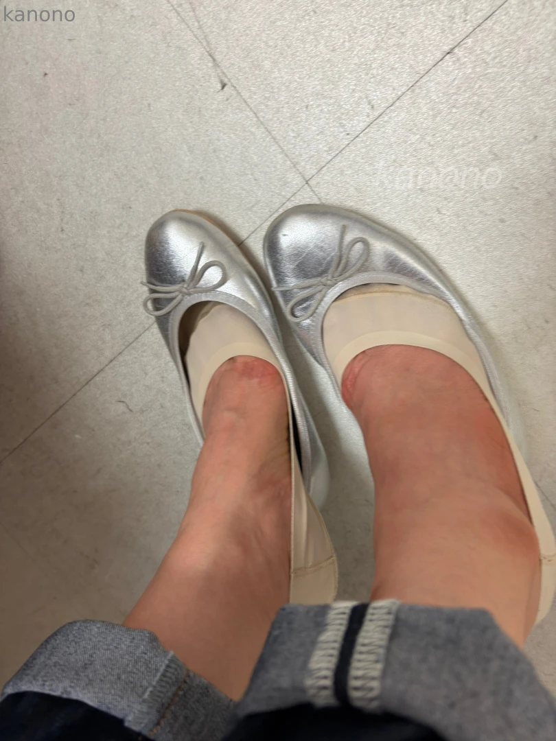 I m wearing flat shoes today so my feet are sweaty 