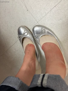 I m wearing flat shoes today so my feet are sweaty