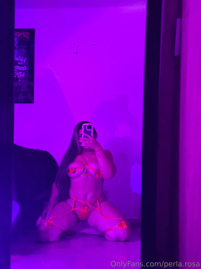 Hey i m a little bored rn text me i may have a surprise for you 