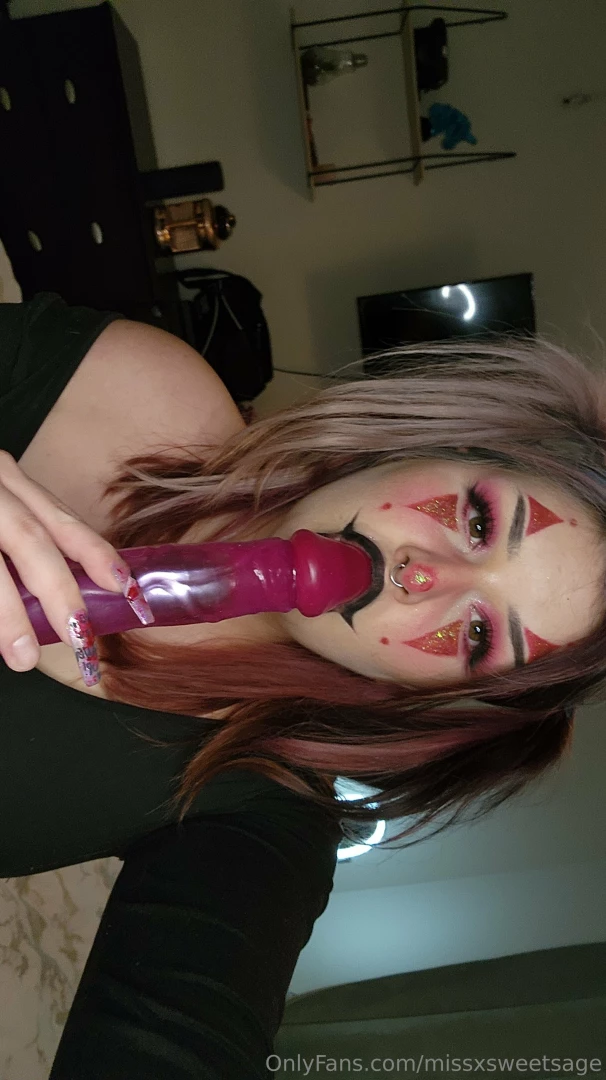 Wanna see me suck this tip 5 or more and you will get the hottest 