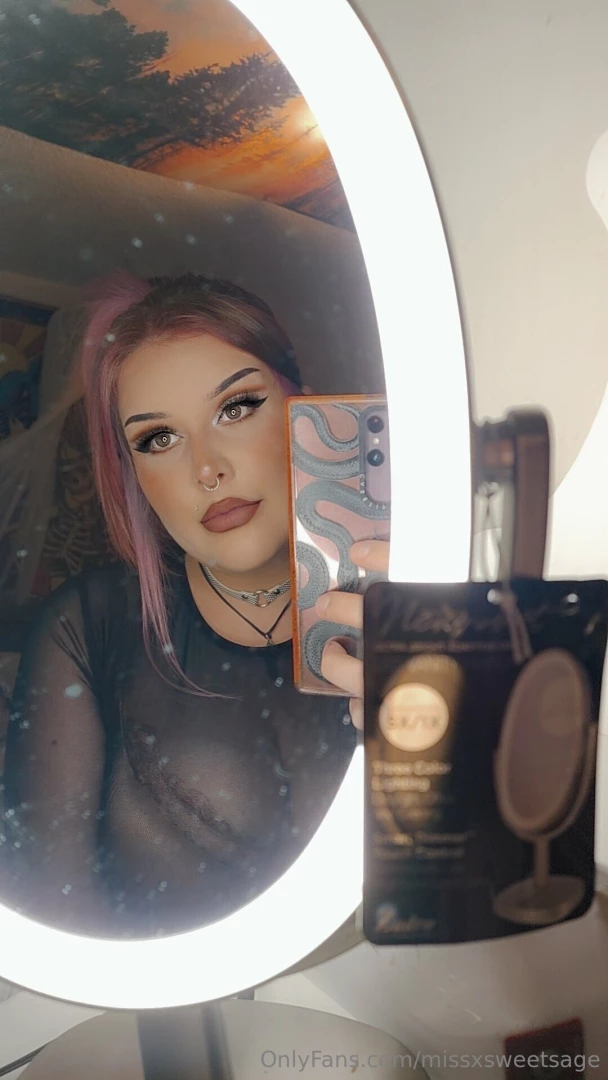 Dirty mirror but i still look so so hot tho 