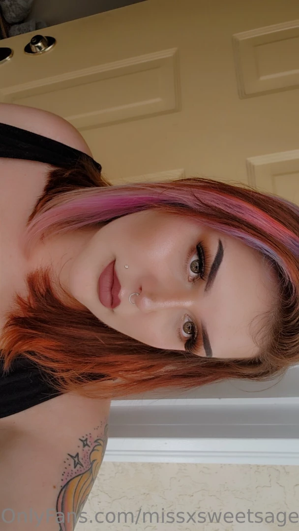 Happy saturday i look hot as hell today 