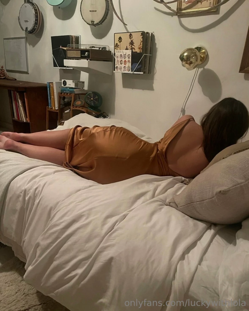 Pssst if you sub to my vip page for 3 months it automatically gives 