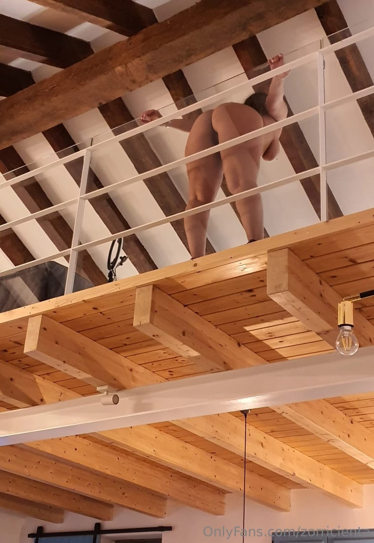 Me encanta distraerte mientras ves la tele desde abajo y te provoco 