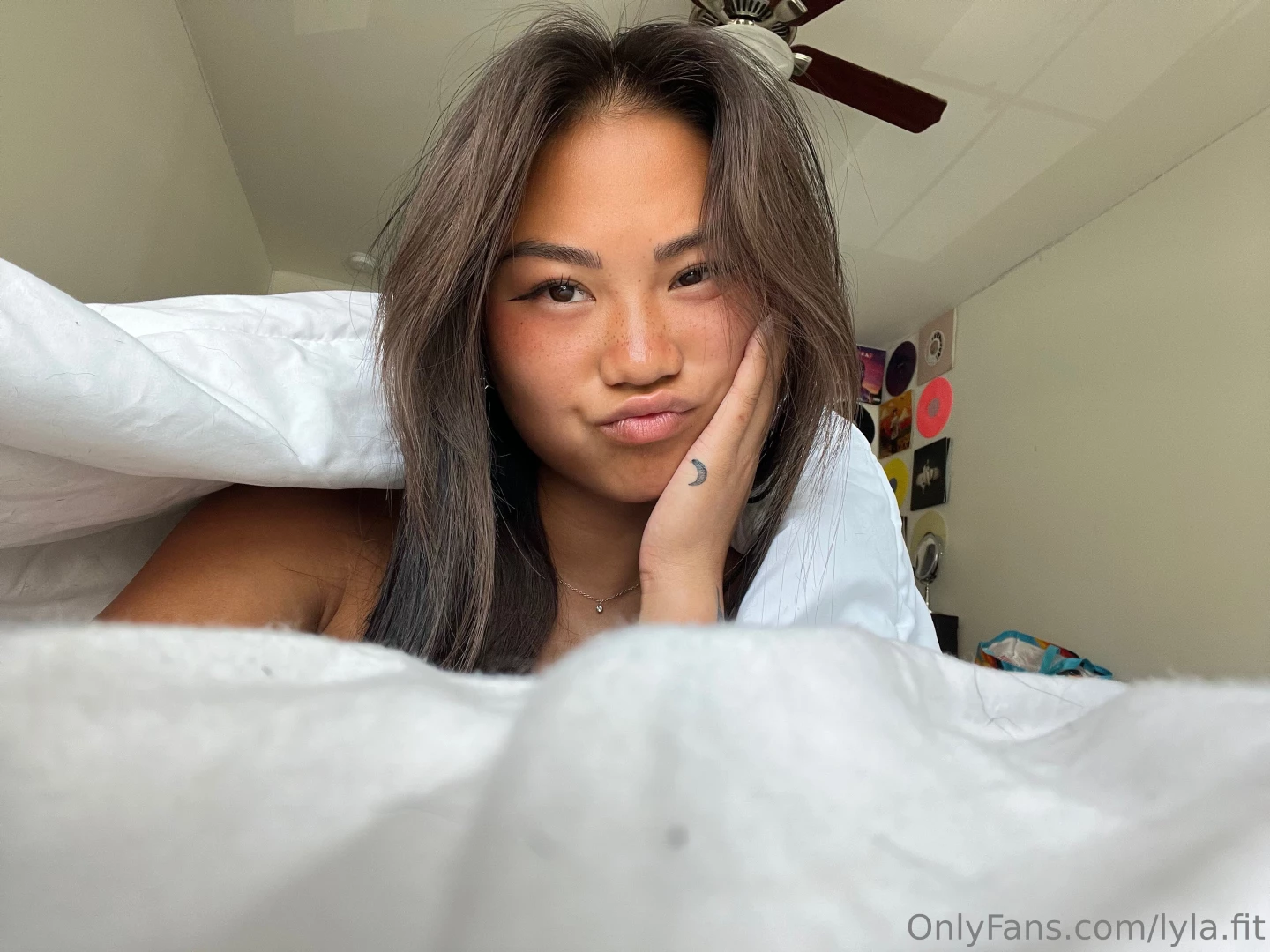 Omg so bored send me a dm i wanna spoil you 