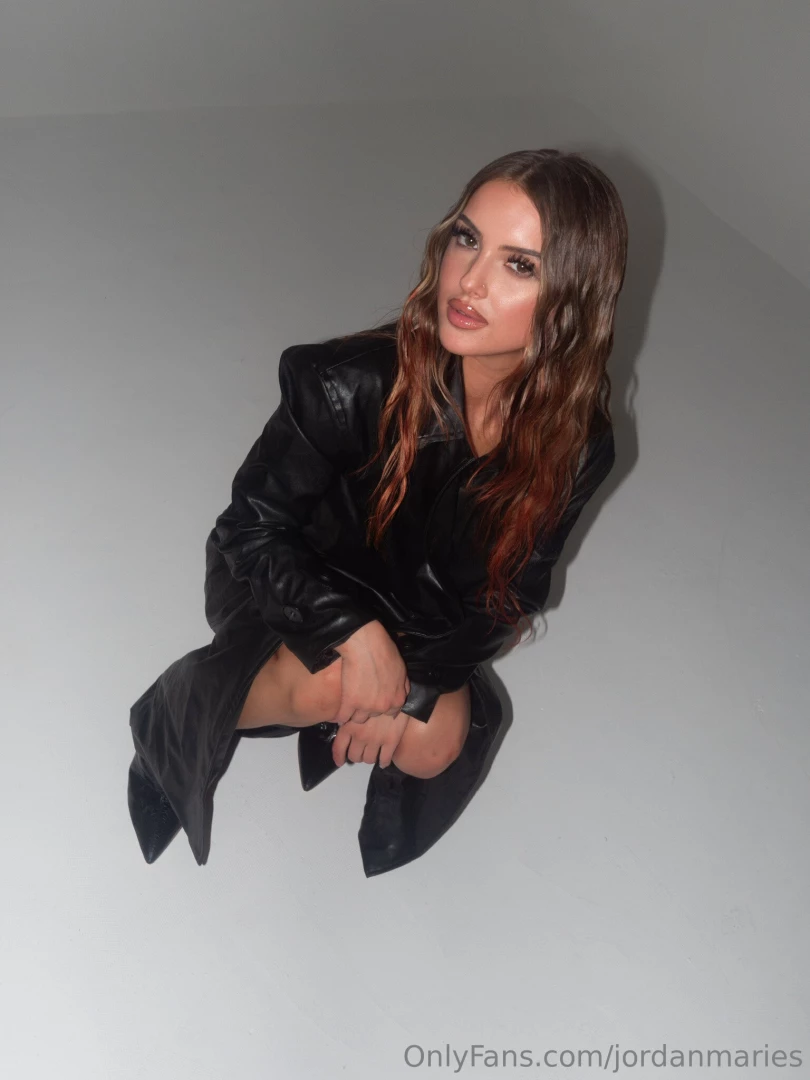 Glam queen or naughty princess dm me and find out 