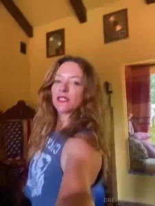 Follow hot fitness trainer jessiegreenbody and she s free