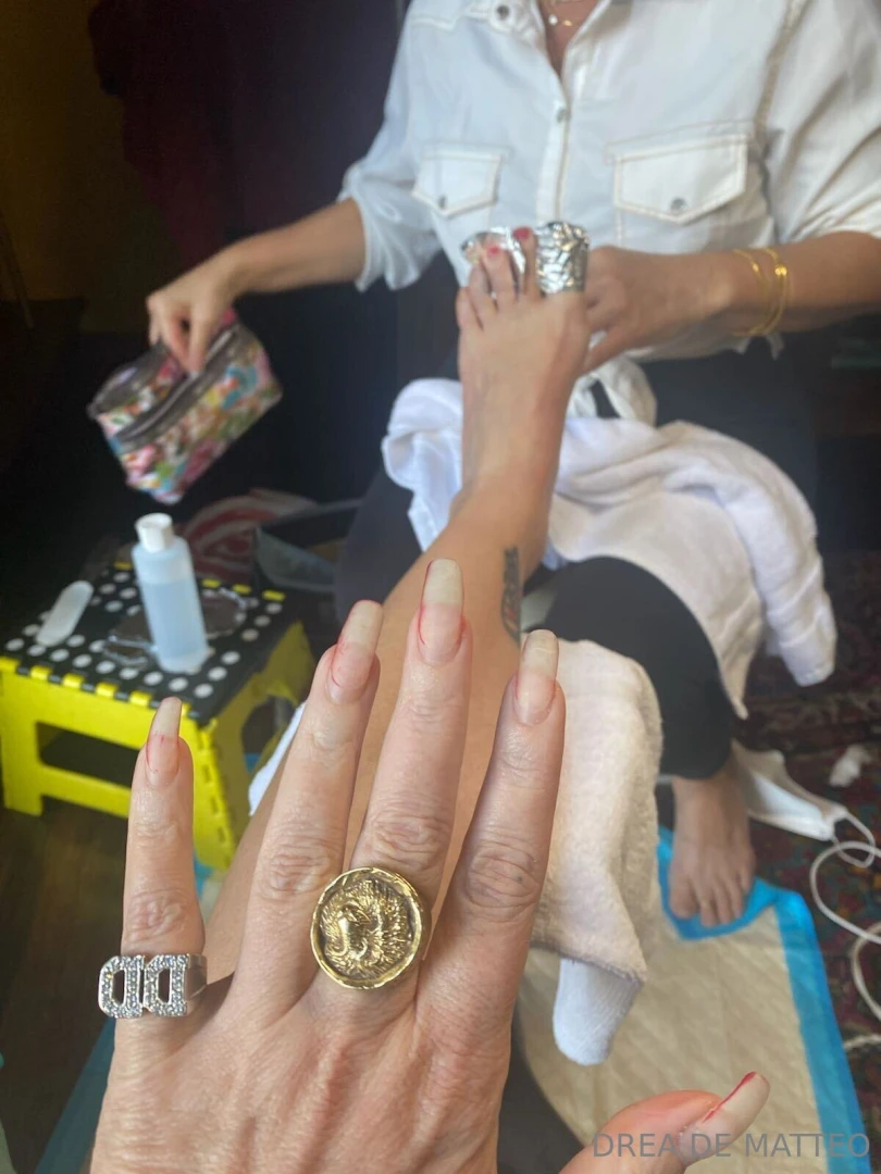 The claws of a mafia princess who wants to pay for these babies 
