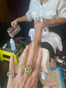 The claws of a mafia princess who wants to pay for these babies