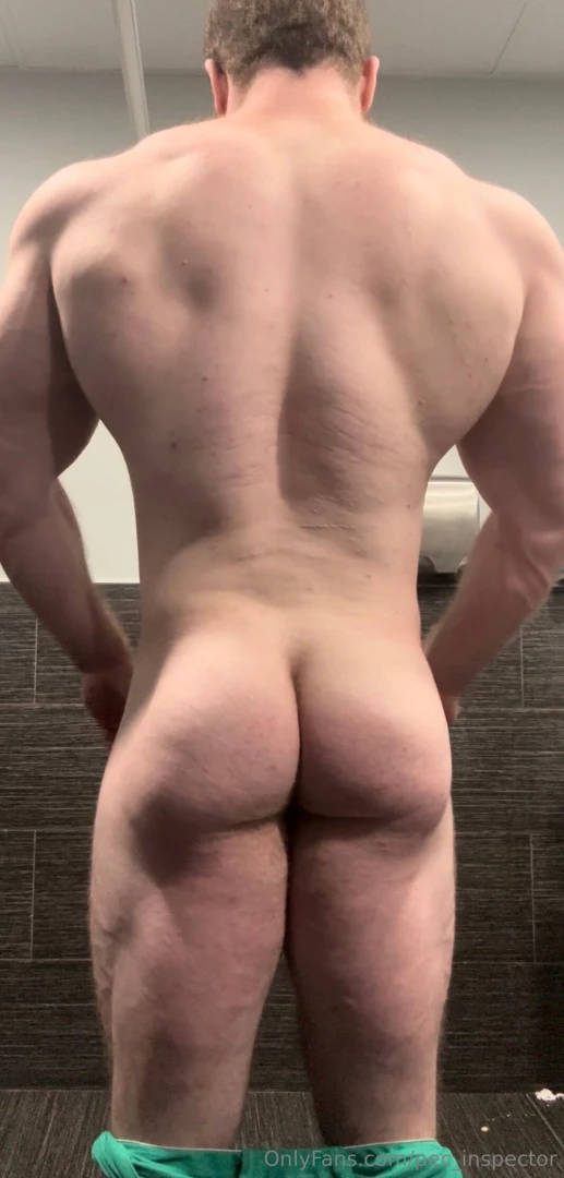 Love how my ass and traps are looking lately 