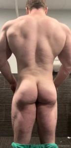 Love how my ass and traps are looking lately