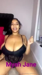 Twerking bouncing jumping and these big juicy boobs