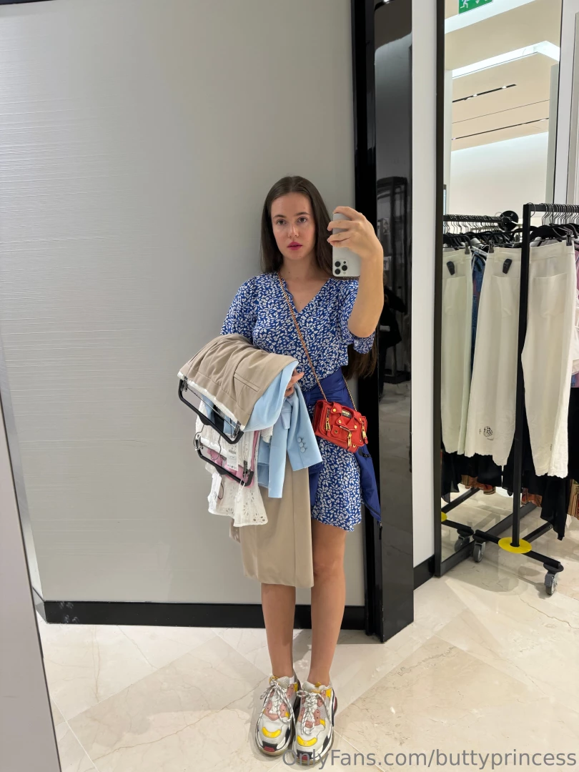 Do you want to come with me to the fitting room 