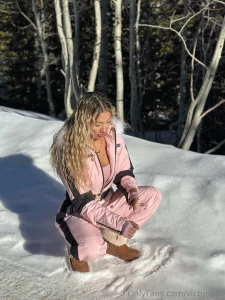 It s cold outside but i know how to heat things up