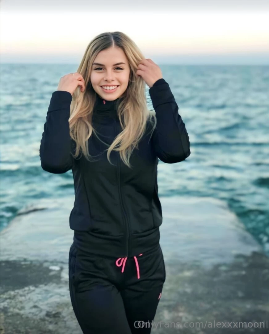 Only 18 jessica_swell this pretty girl jessica_swell likes to play part 8 