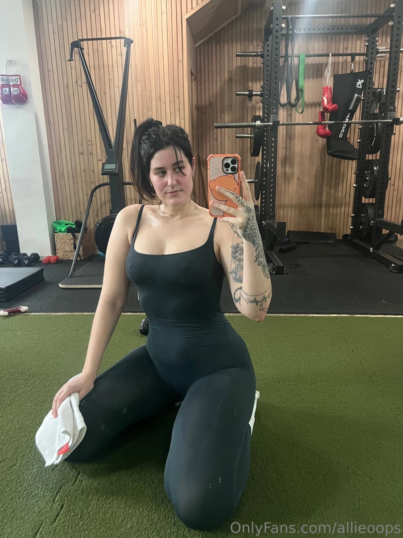 Working on my squats so i can squat on your face 