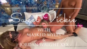 Mff wearing sexy heels maskedmylfy and i share luckeeguy69 bbc in this