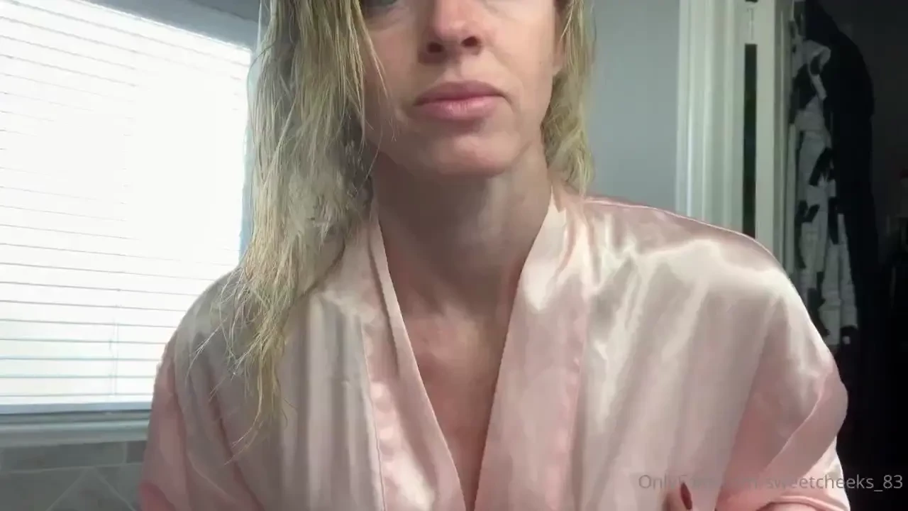 After my shower i decided to rub some body oil on my tits and ass for part 1 