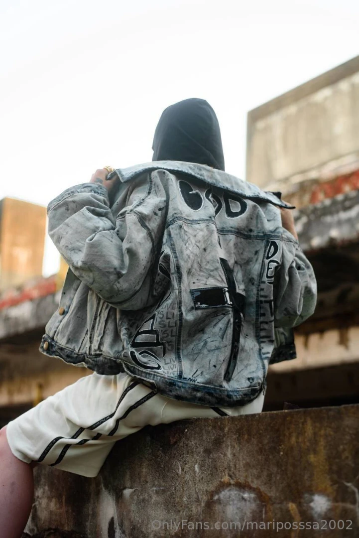 Yo empty your pockets kidding i m an angel my designer bestie roped me 