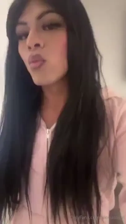 Your cute little princess would you kiss me back 