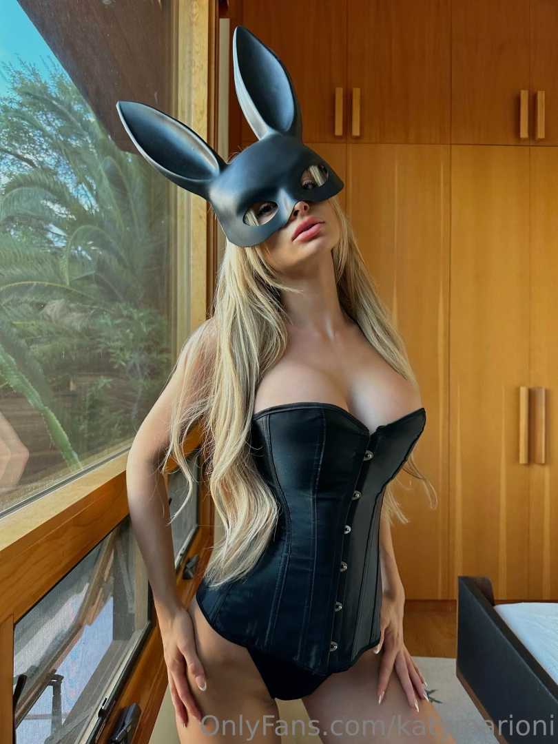 I could use a little help taking this off send a emoji if your hands 