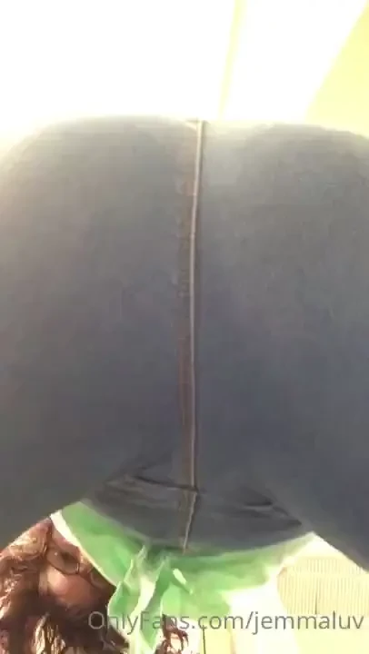 Ahh spank that booty my ass looks soooo good in these jeans like this 