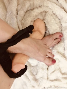 Luv feeling your hot cock between my sexy feet ask me for vid in dm s