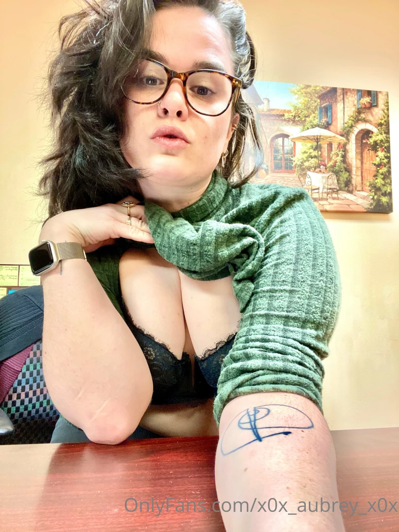 I wear all sorts of colors to work look at her goooooooooo part 1 