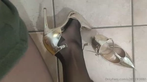 Riunione di lavoro finita urge un massaggio ai miei piedini ho la