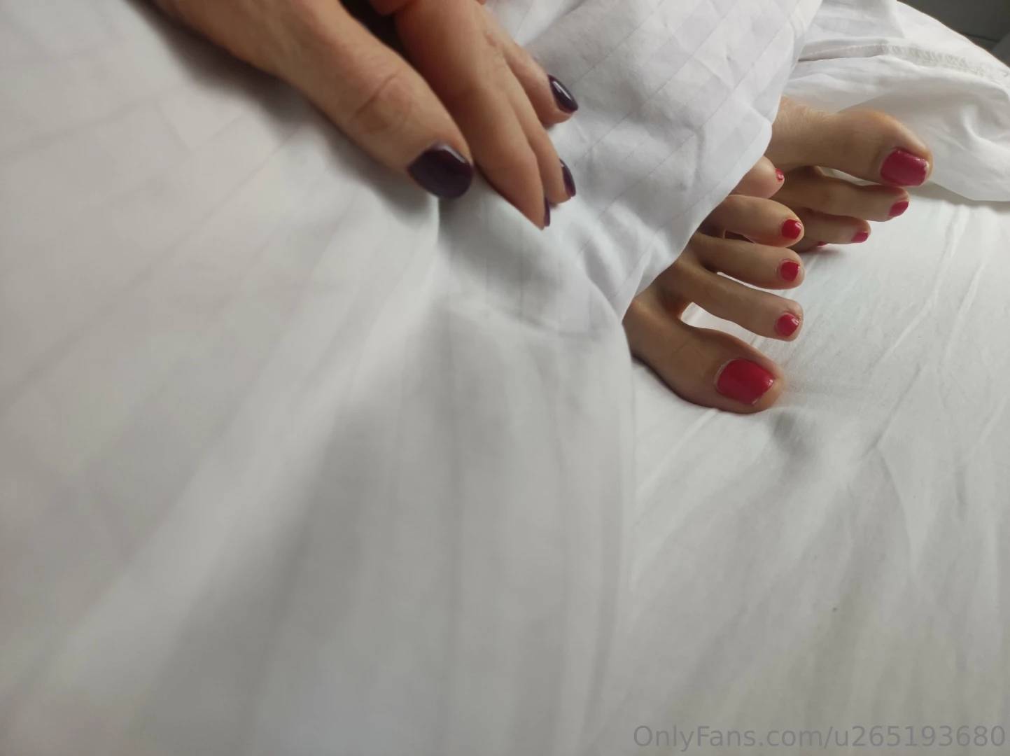 Un buon giorno timido in attesa del caff a letto good morning shy 