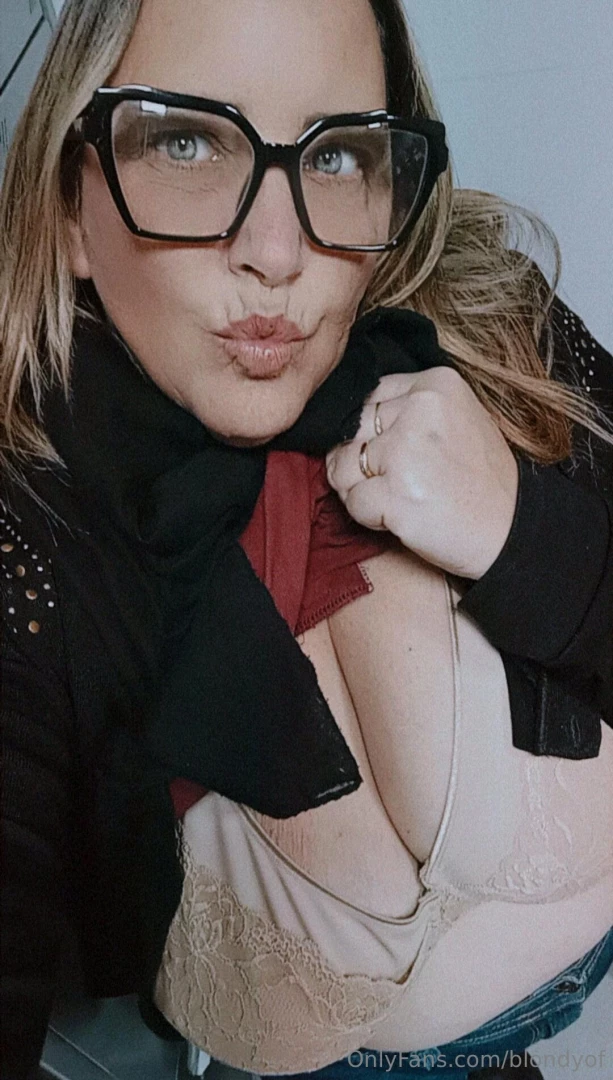 Good morning i am available to have a very horny chat write to me 