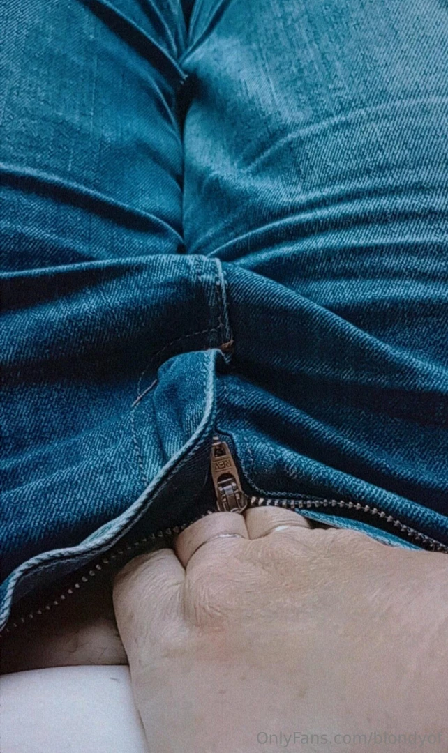 Hello my king my pussy is wet and hot do you want me to touch me 