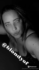 Buen d a papi te espero contra la pared