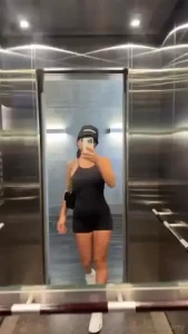 Hi everyone the mood is fiery i want to spank someone and then switch