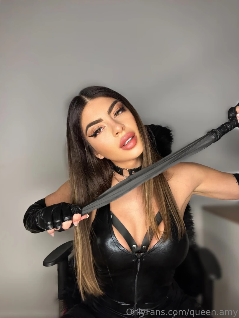 Mistress knows how to make your monday very hot 